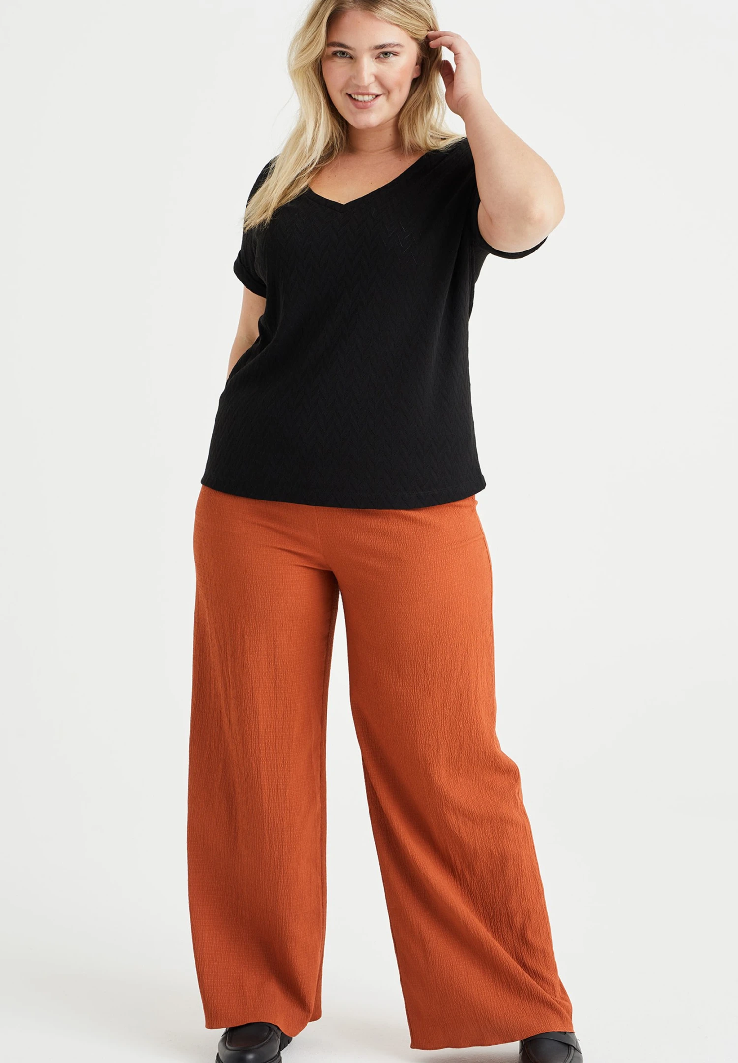 WE FASHION Met Opengewerkt Dessin - Curve - T-Shirt Basique - Black 4 WE FASHION Met Opengewerkt Dessin - Curve - T-Shirt Basique - Black – Image 2